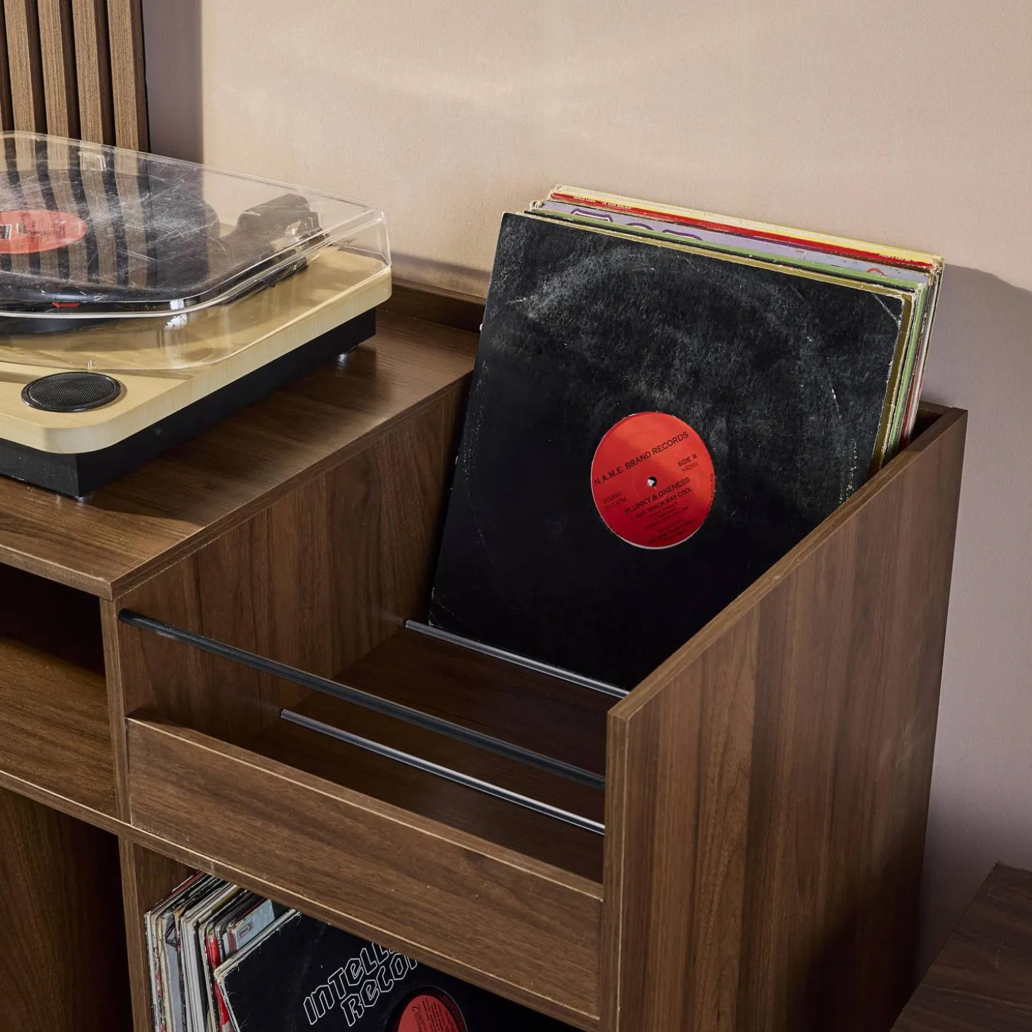 Vintage-Möbel für Schallplatten mit Holzdekor