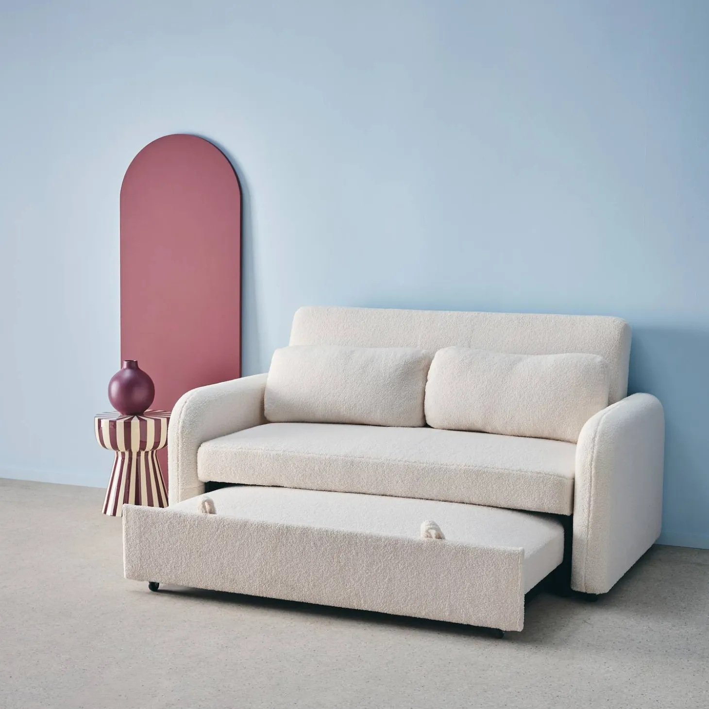 Abgerundetes 2-Sitzer Sofa mit Bouclé-Bezug