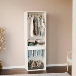 Ankleidemodul mit Garderobe und Hosenhalter