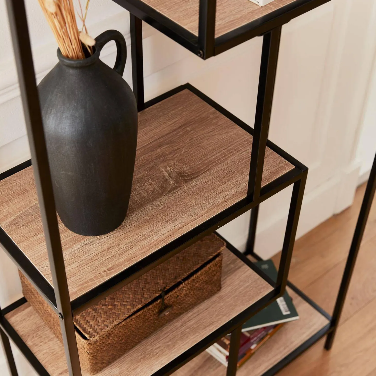 Asymmetrisches Regal aus Metall mit Holzdekor