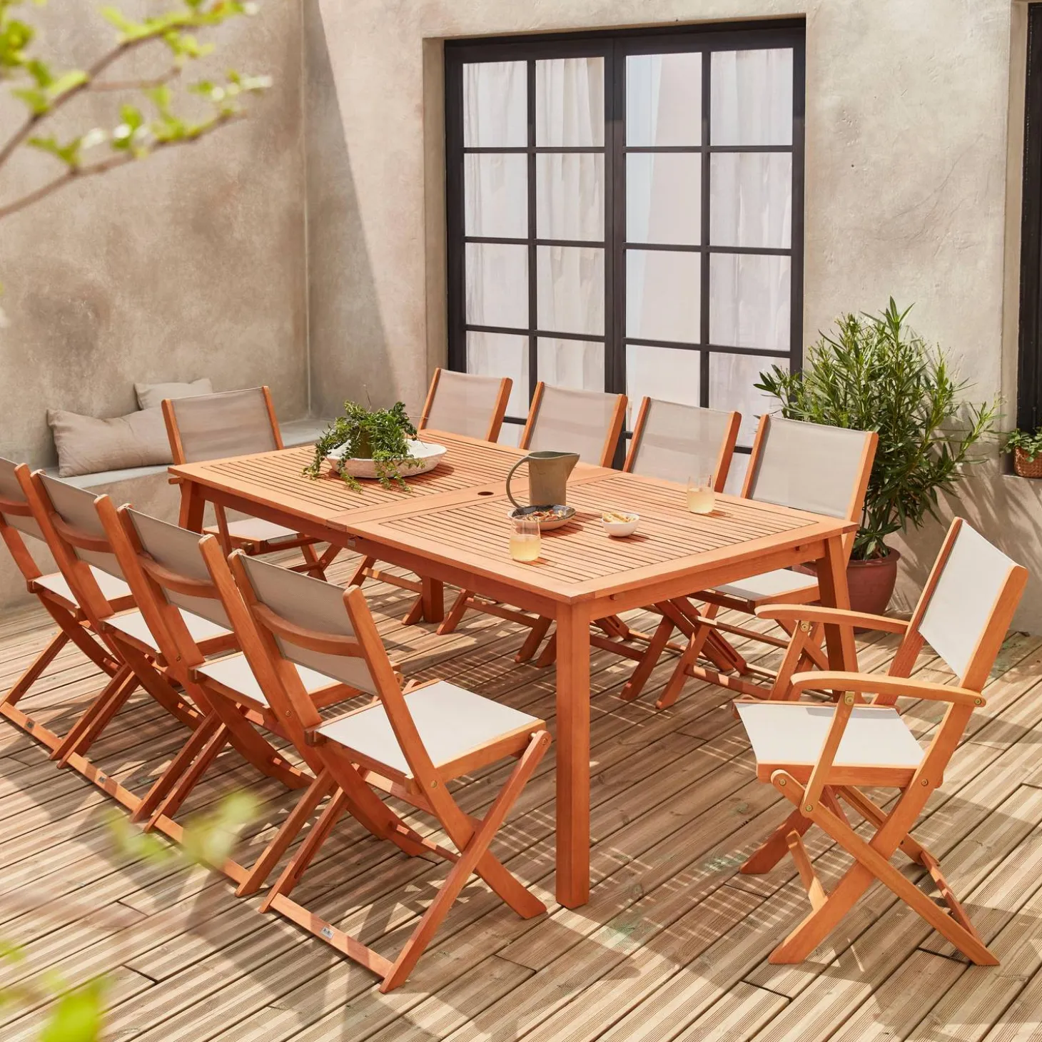 Ausziehbarer Gartentisch aus Holz, 10 Stühle