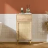 Badezimmermöbel mit Holzdekor und Rattan-Geflecht