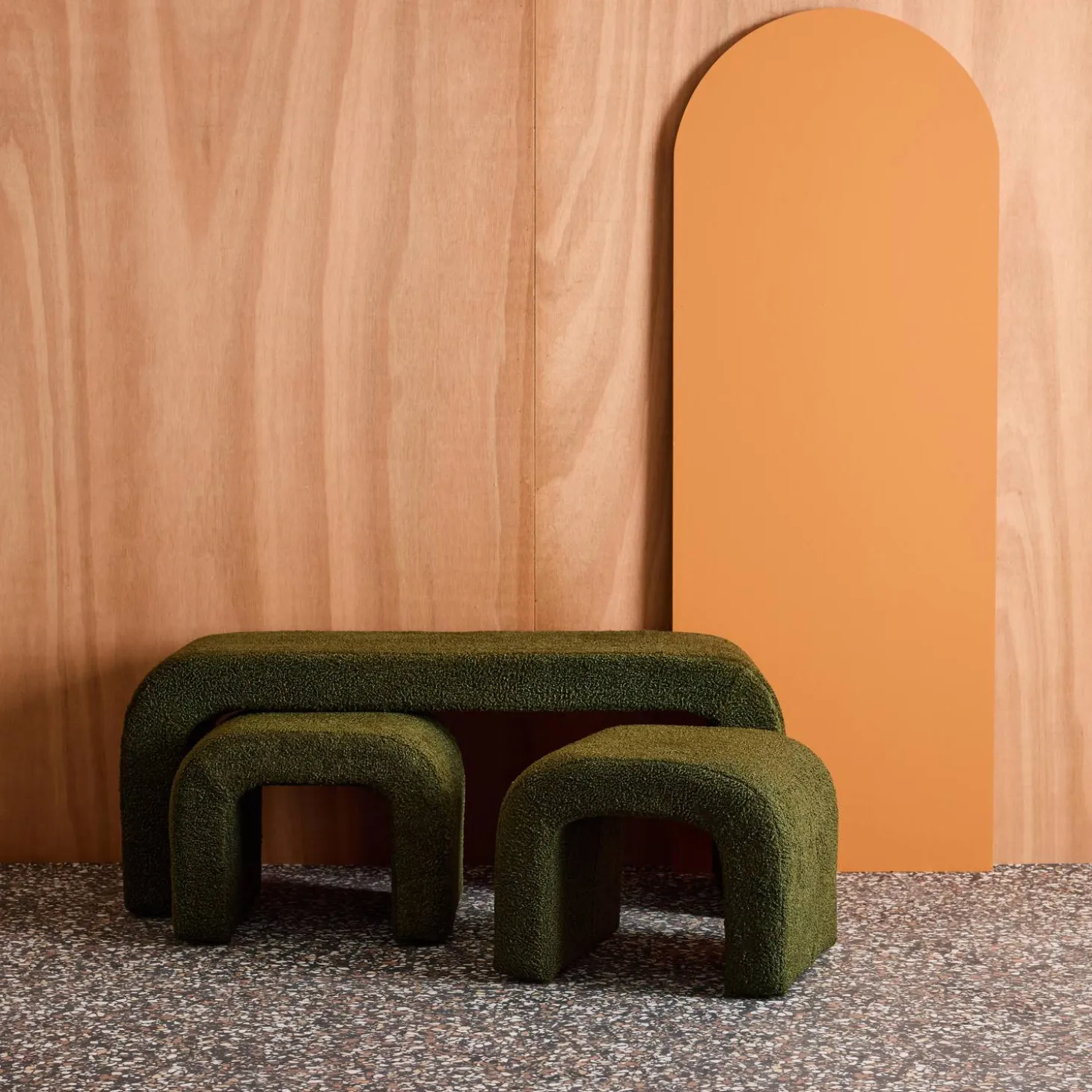 Bank und Satzhocker Bouclé