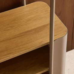 Bücherregal aus gebogenem Metall mit Holzdekor, 6 Ebenen