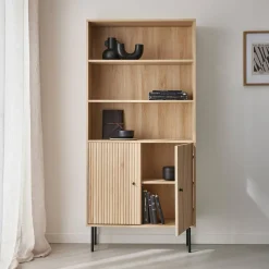 Bücherregal mit gerilltem Holzdekor und schwarzem Metall, 2 Türen