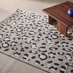 Beiger Teppich mit Leopardenmuster für den Innenbereich