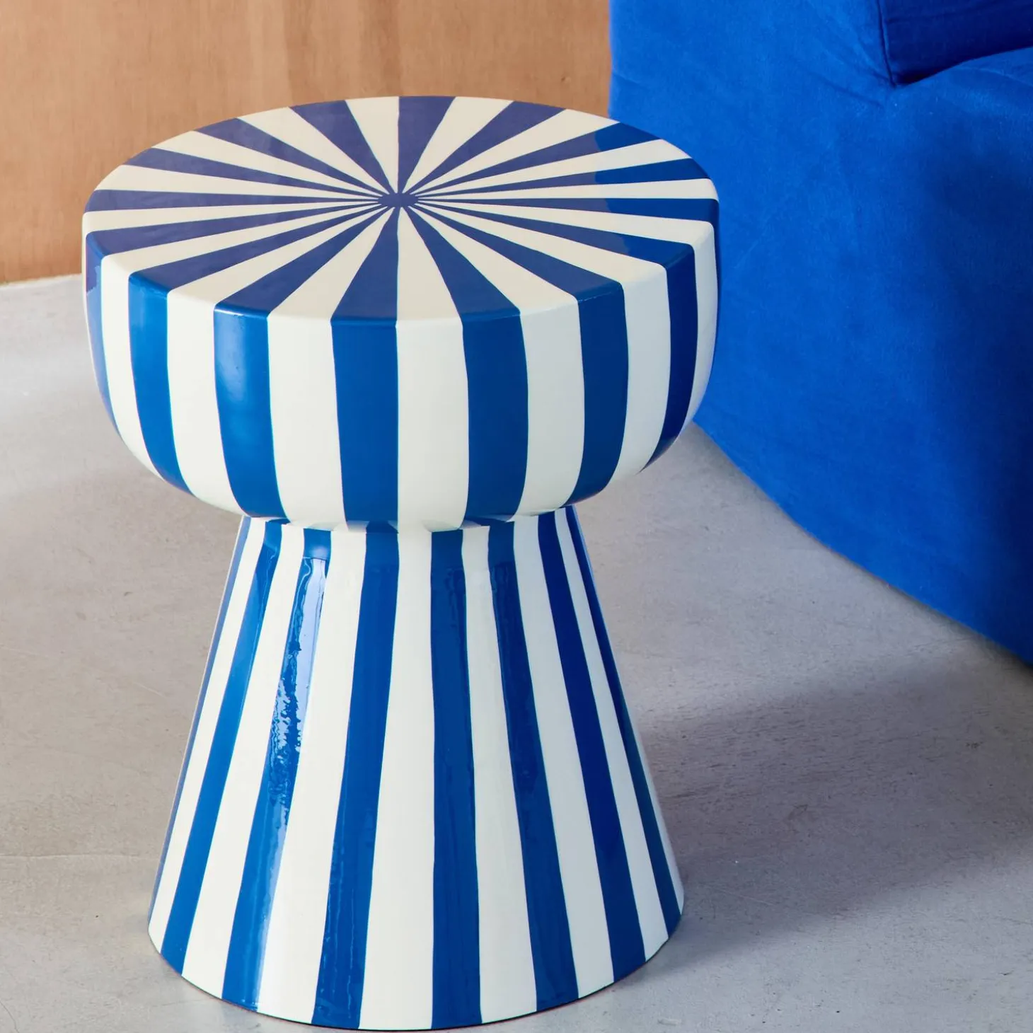 Beistelltisch, Nachttisch, emaillierter Stahl zweifarbige Streifen Ø 34 x H 41 cm