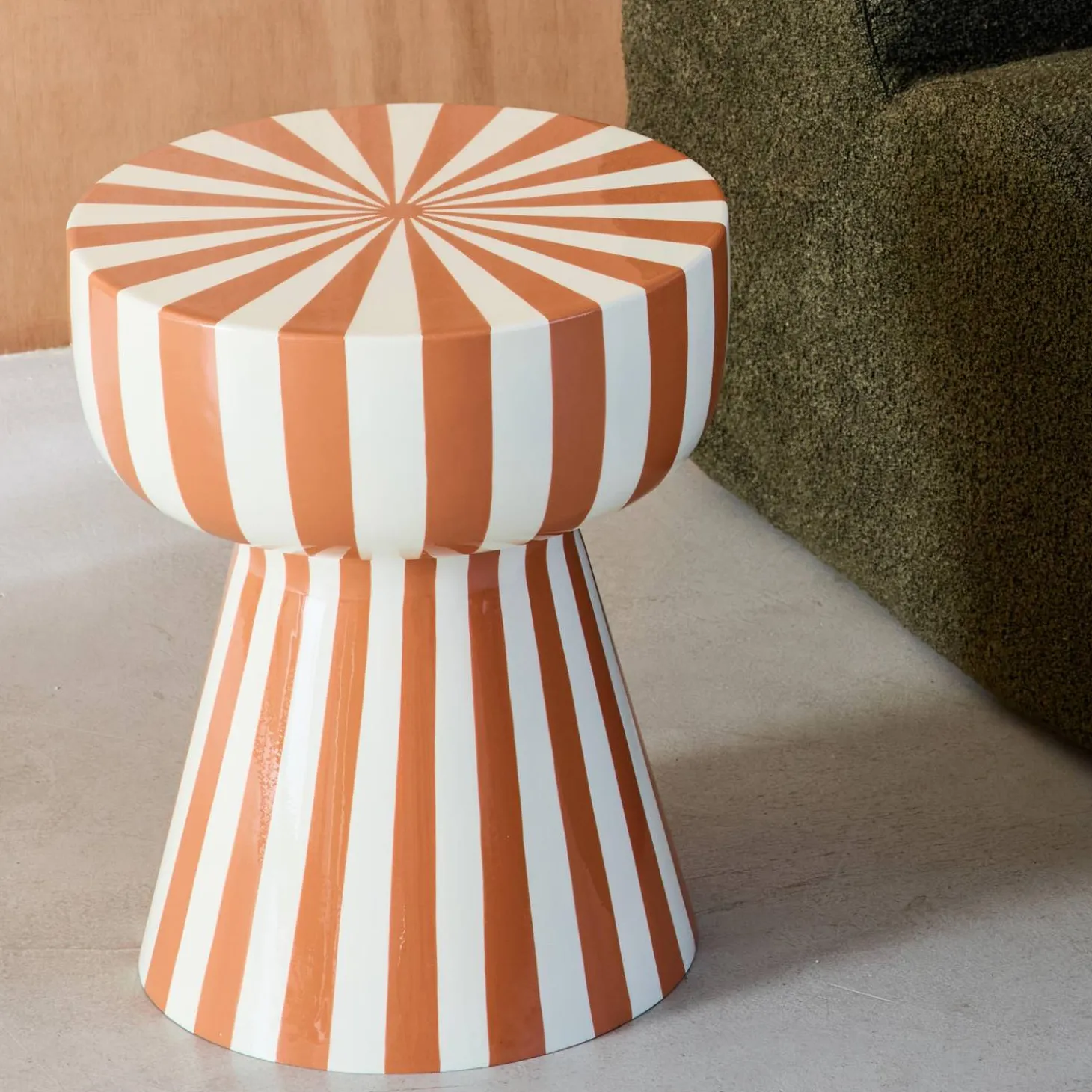 Beistelltisch, Nachttisch, emaillierter Stahl zweifarbige Streifen Ø 34 x H 41 cm