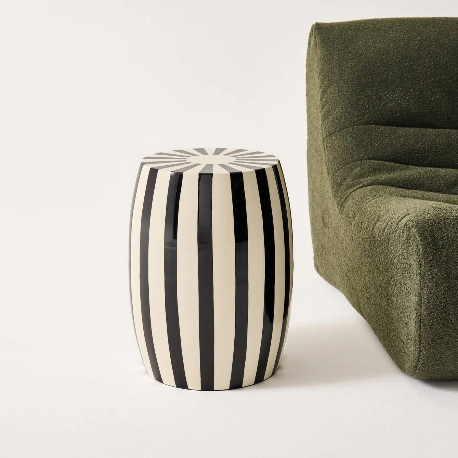 Beistelltisch, Sofaende, Nachttisch aus emailliertem Stahl, zweifarbige Streifen Ø 35 x H 46 cm