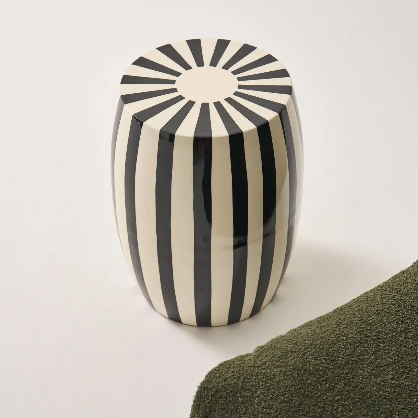 Beistelltisch, Sofaende, Nachttisch aus emailliertem Stahl, zweifarbige Streifen Ø 35 x H 46 cm