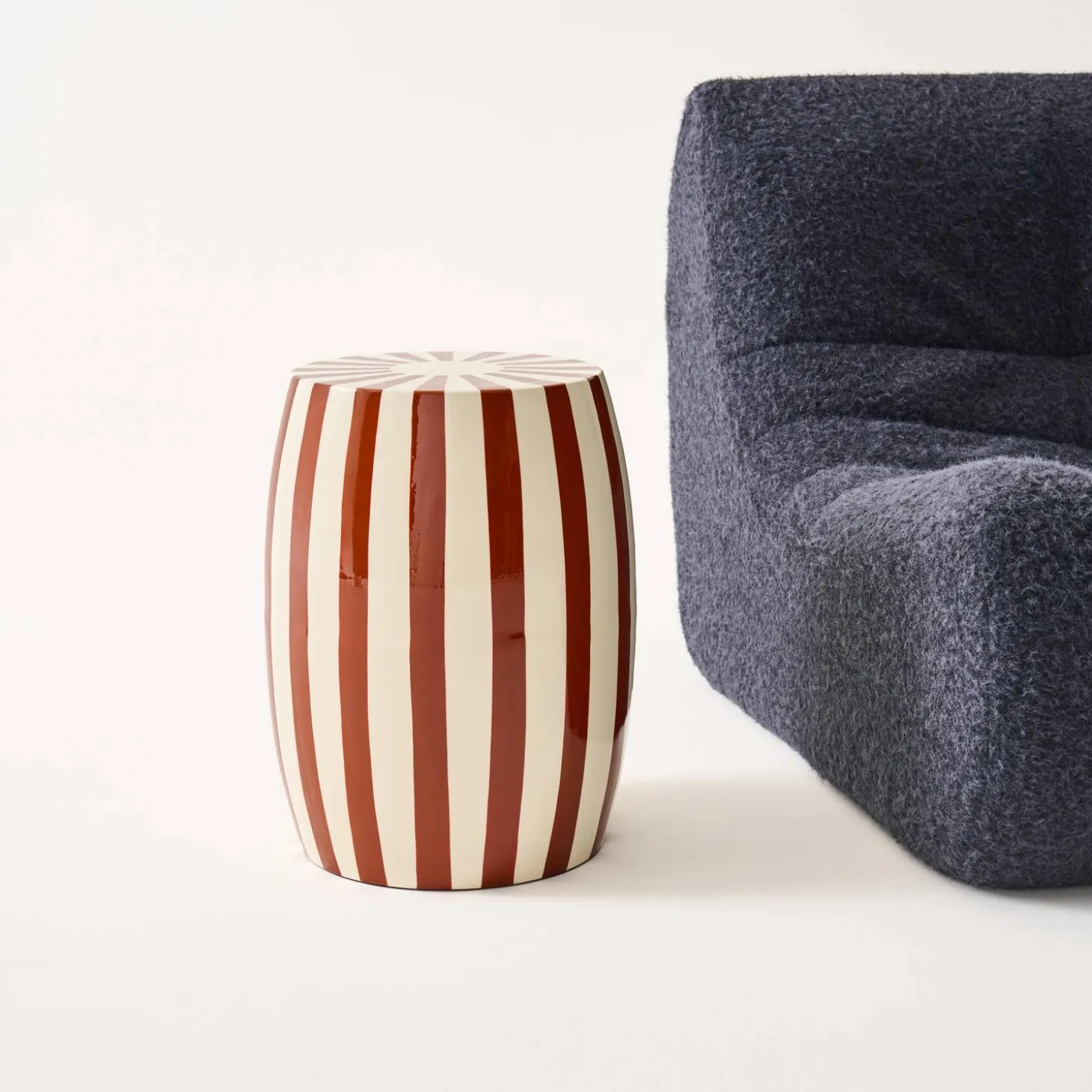 Beistelltisch, Sofaende, Nachttisch aus emailliertem Stahl, zweifarbige Streifen Ø 35 x H 46 cm