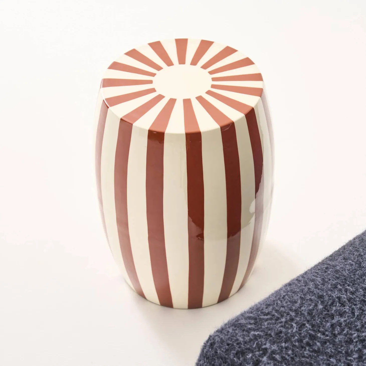 Beistelltisch, Sofaende, Nachttisch aus emailliertem Stahl, zweifarbige Streifen Ø 35 x H 46 cm