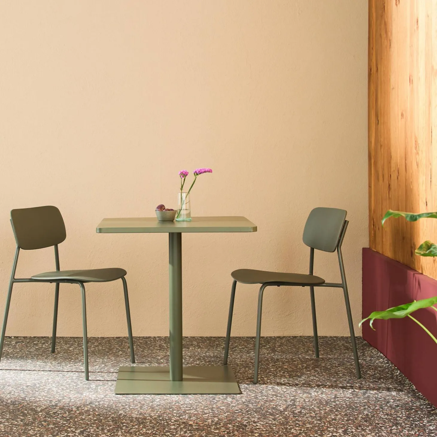 Bistro-Gartentisch quadratisch aus Stahl + 2 Stühle