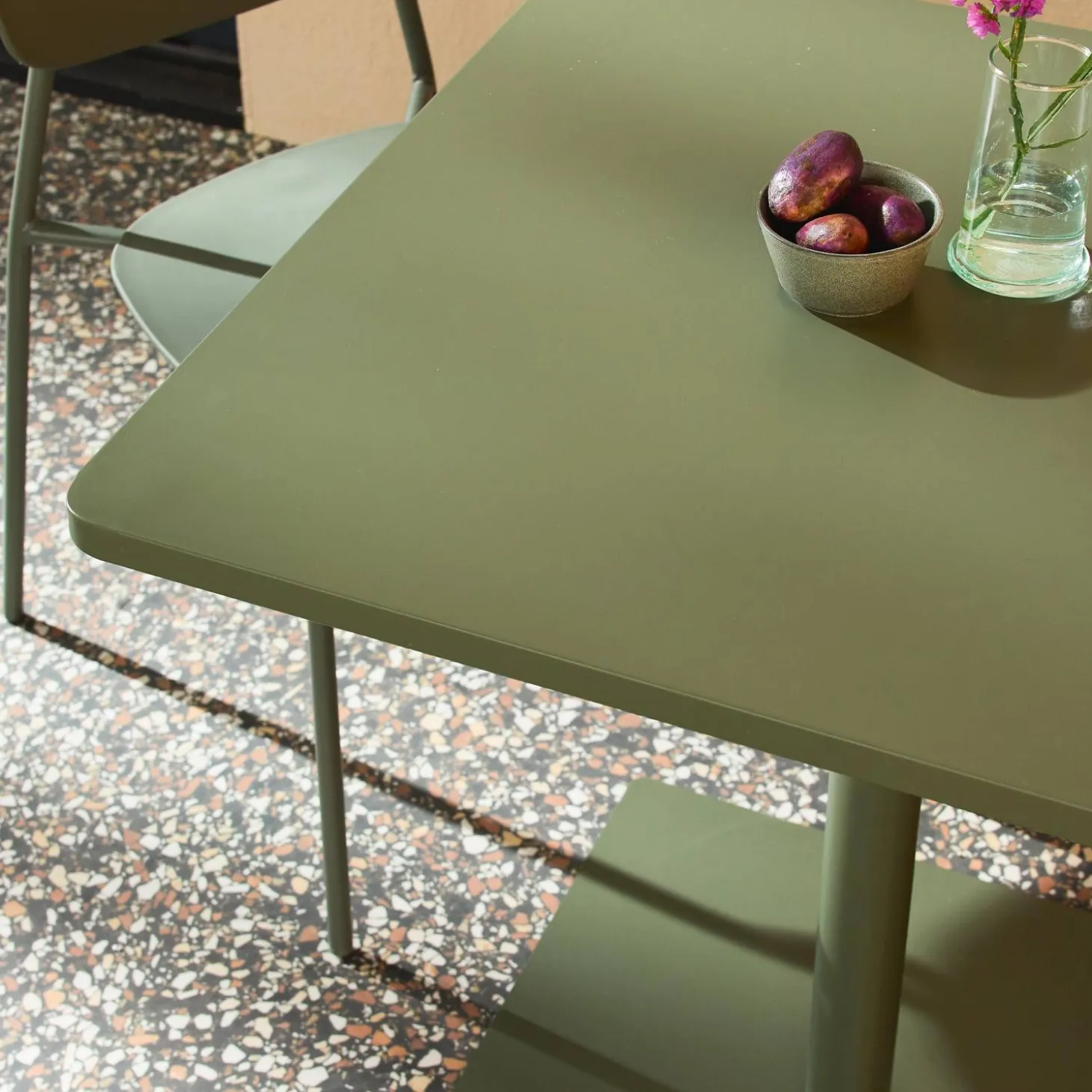 Bistro-Gartentisch quadratisch aus Stahl + 2 Stühle