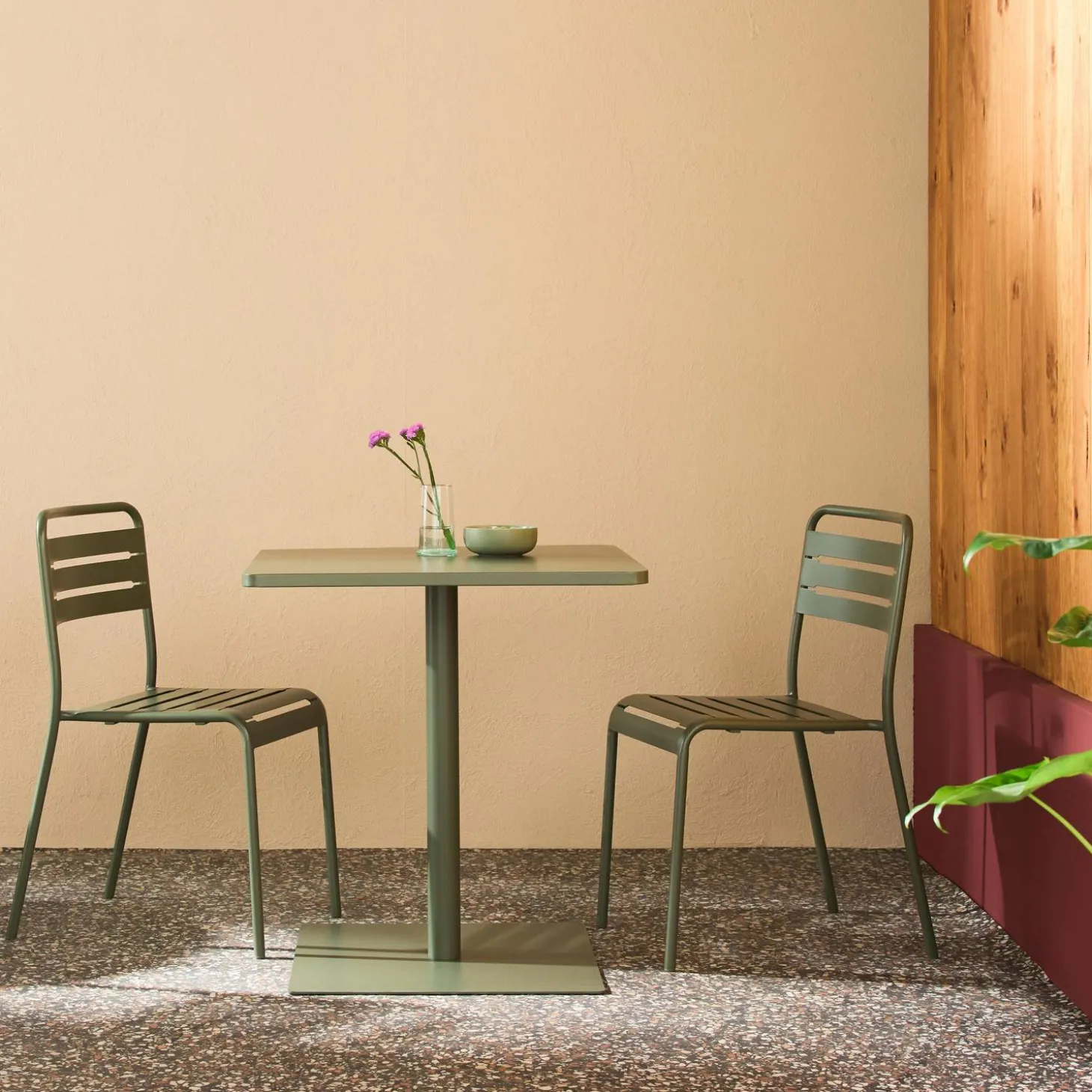 Bistro-Gartentisch quadratisch aus Stahl + 2 Stühle