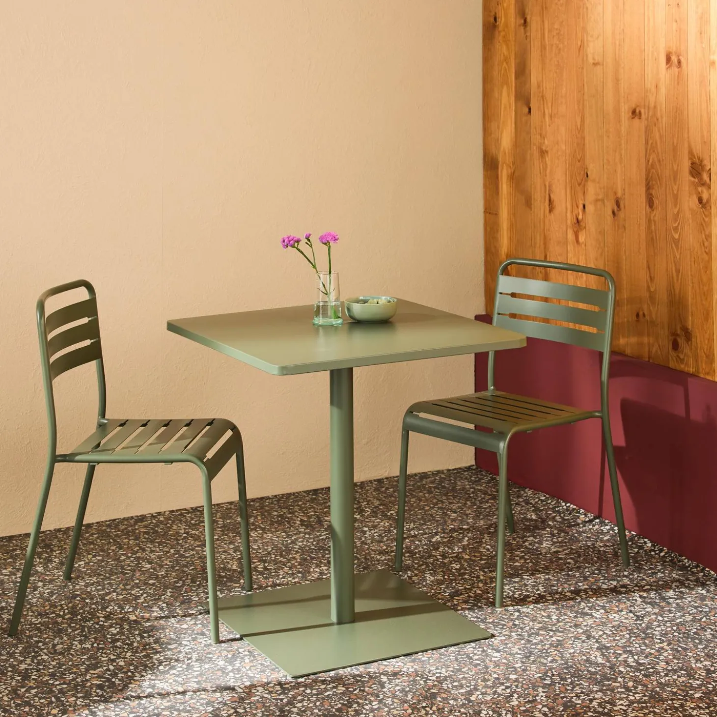 Bistro-Gartentisch quadratisch aus Stahl + 2 Stühle