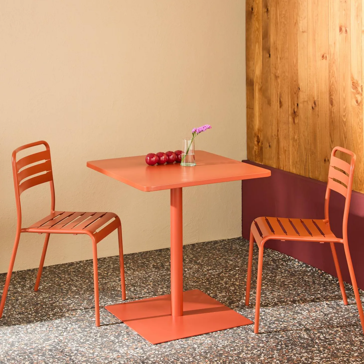 Bistro-Gartentisch quadratisch aus Stahl + 2 Stühle