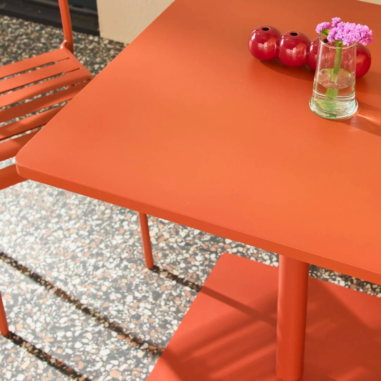 Bistro-Gartentisch quadratisch aus Stahl + 2 Stühle
