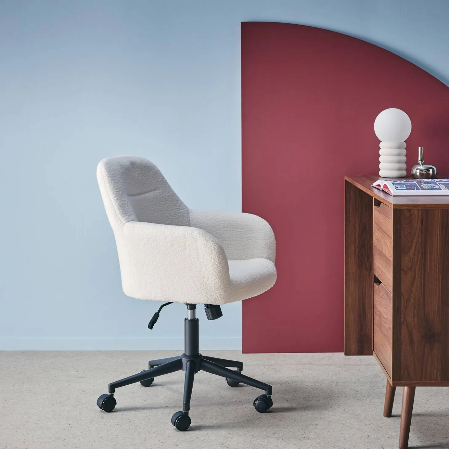 Bürostuhl mit Rollen und Bouclé-Bezug, höhenverstellbar