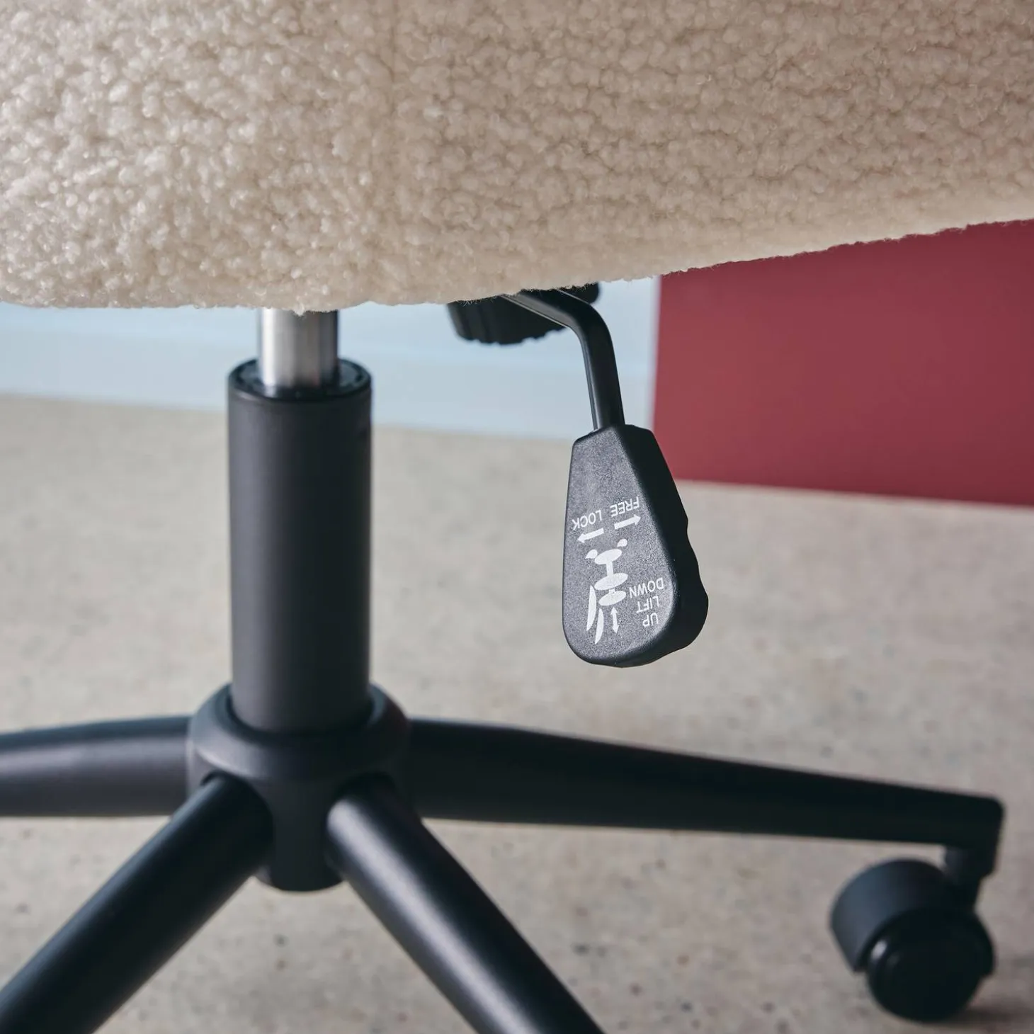Bürostuhl mit Rollen und Bouclé-Bezug, höhenverstellbar