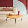 Dreieckiger Couchtisch mit schwarzen Metallbeinen und Eichenlook