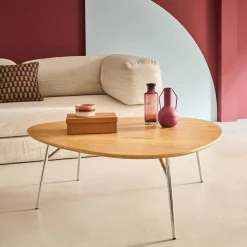 Dreieckiger Couchtisch mit verchromten Metallbeinen und Holzlook