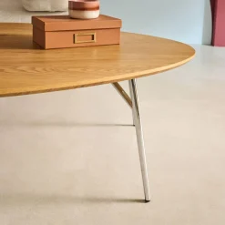 Dreieckiger Couchtisch mit verchromten Metallbeinen und Holzlook
