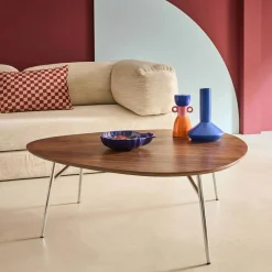 Dreieckiger Couchtisch mit verchromten Metallbeinen und Holzlook
