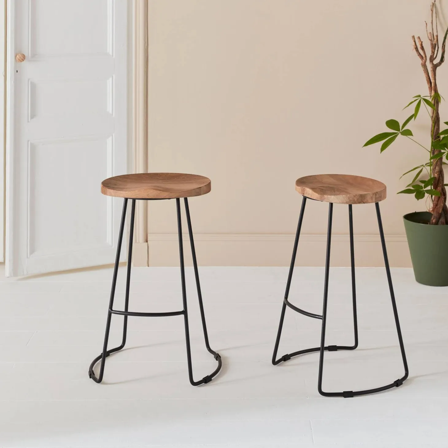2er-Set Barhocker aus Mangoholz und Stahl, Fußstütze, 65 cm