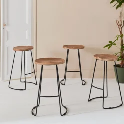 4er-Set Barhocker aus Mangoholz und Stahl, Fußstütze, 65cm