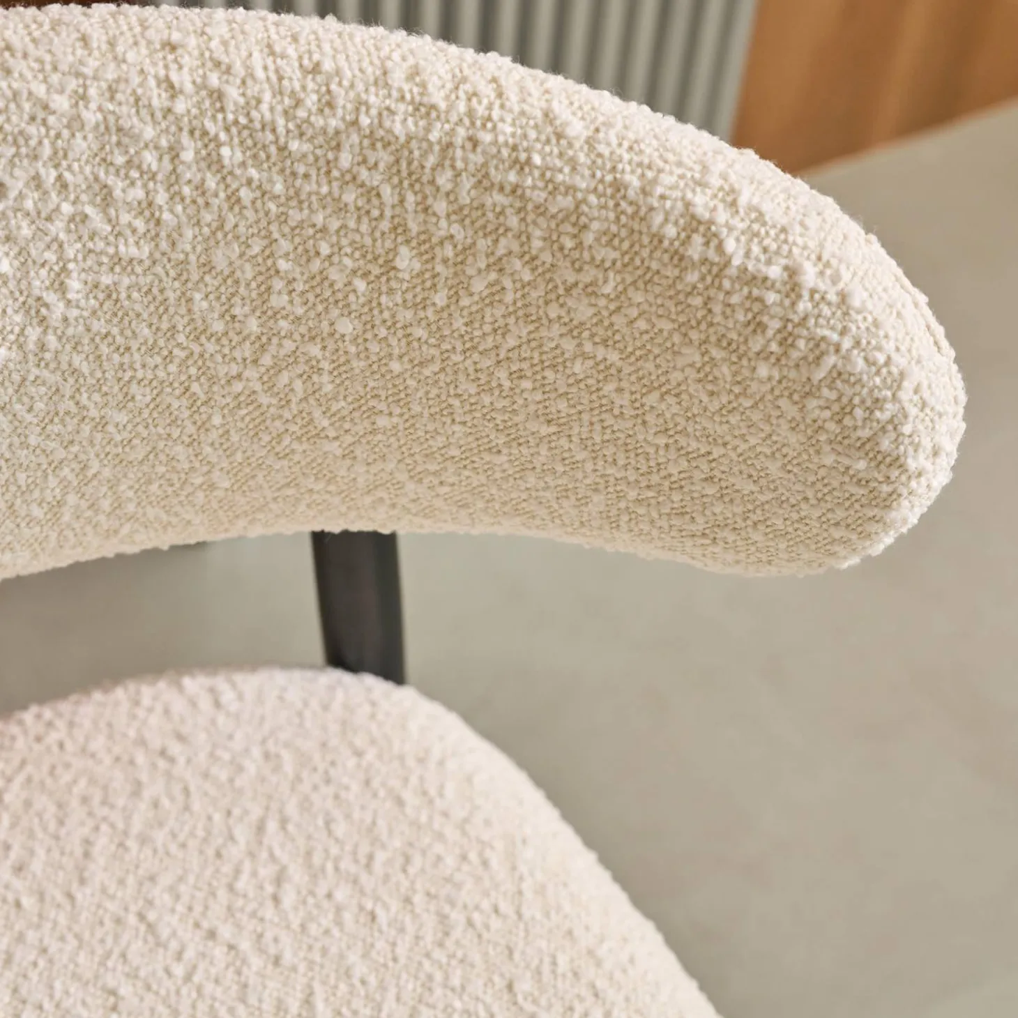 2er-Set Heveaholzstühle mit Bouclé-Bezug