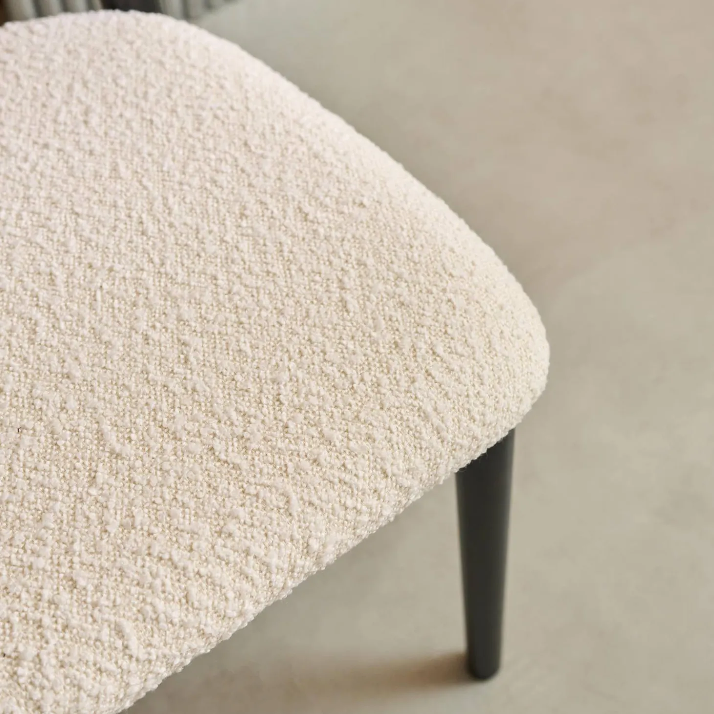 2er-Set Heveaholzstühle mit Bouclé-Bezug