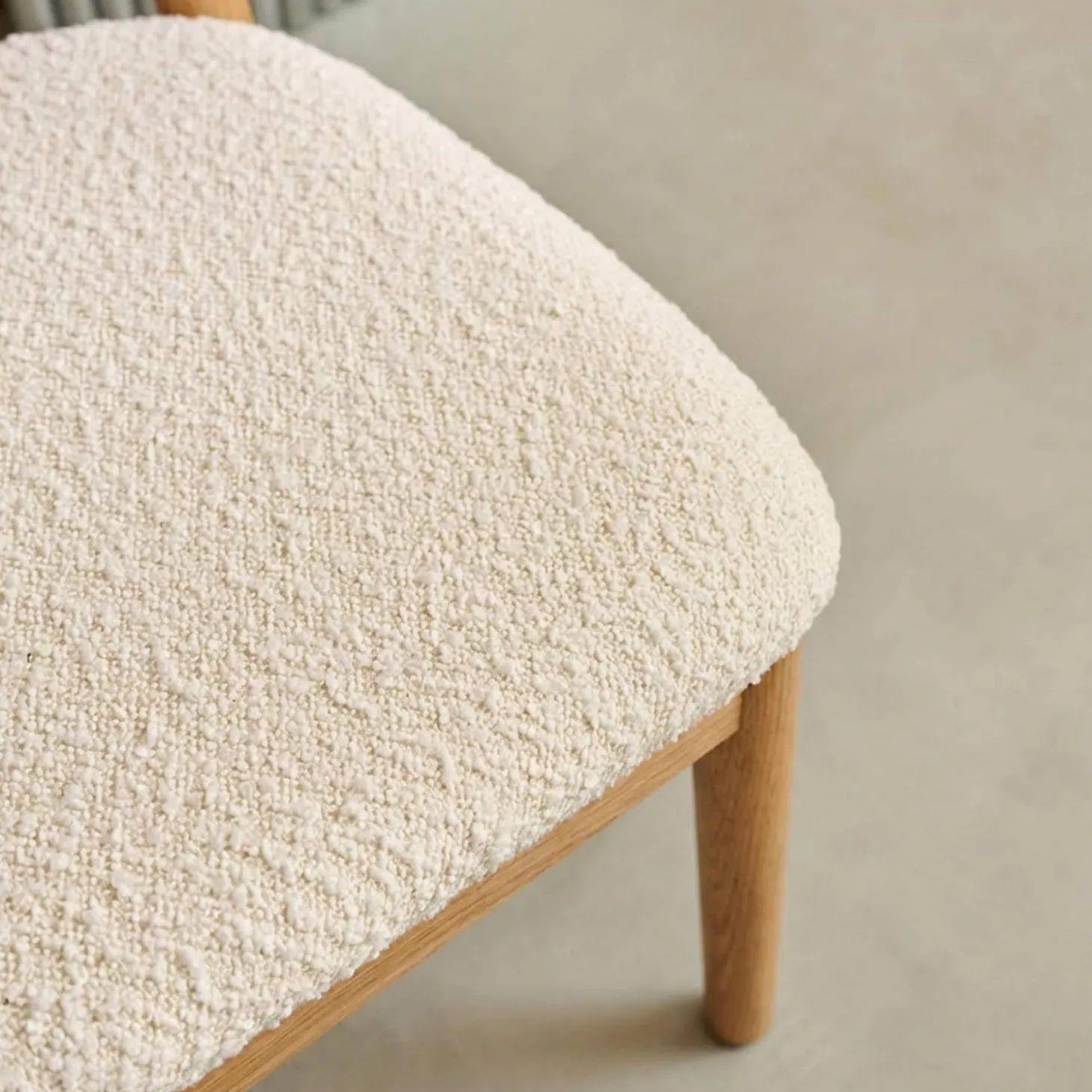 2er-Set Heveaholzstühle mit Bouclé-Bezug