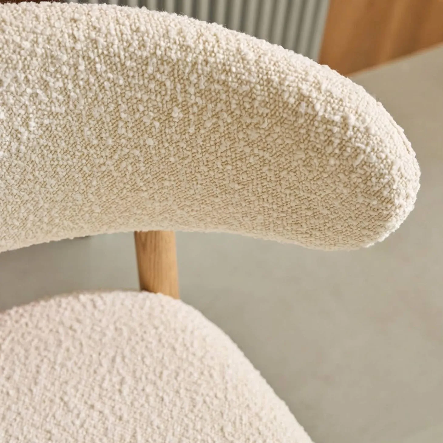 2er-Set Heveaholzstühle mit Bouclé-Bezug