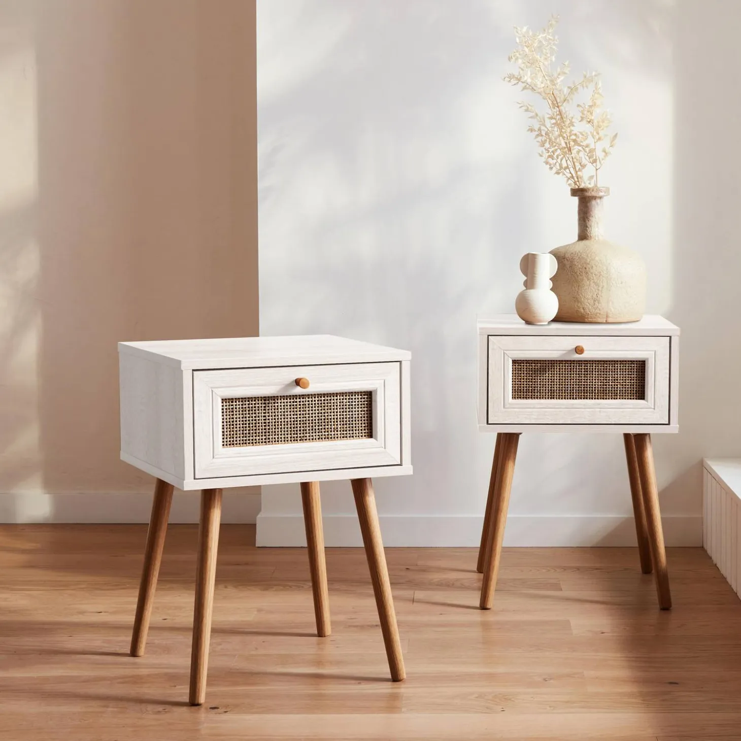 2er-Set Nachttische mit Holzlook und Rattan-Geflecht