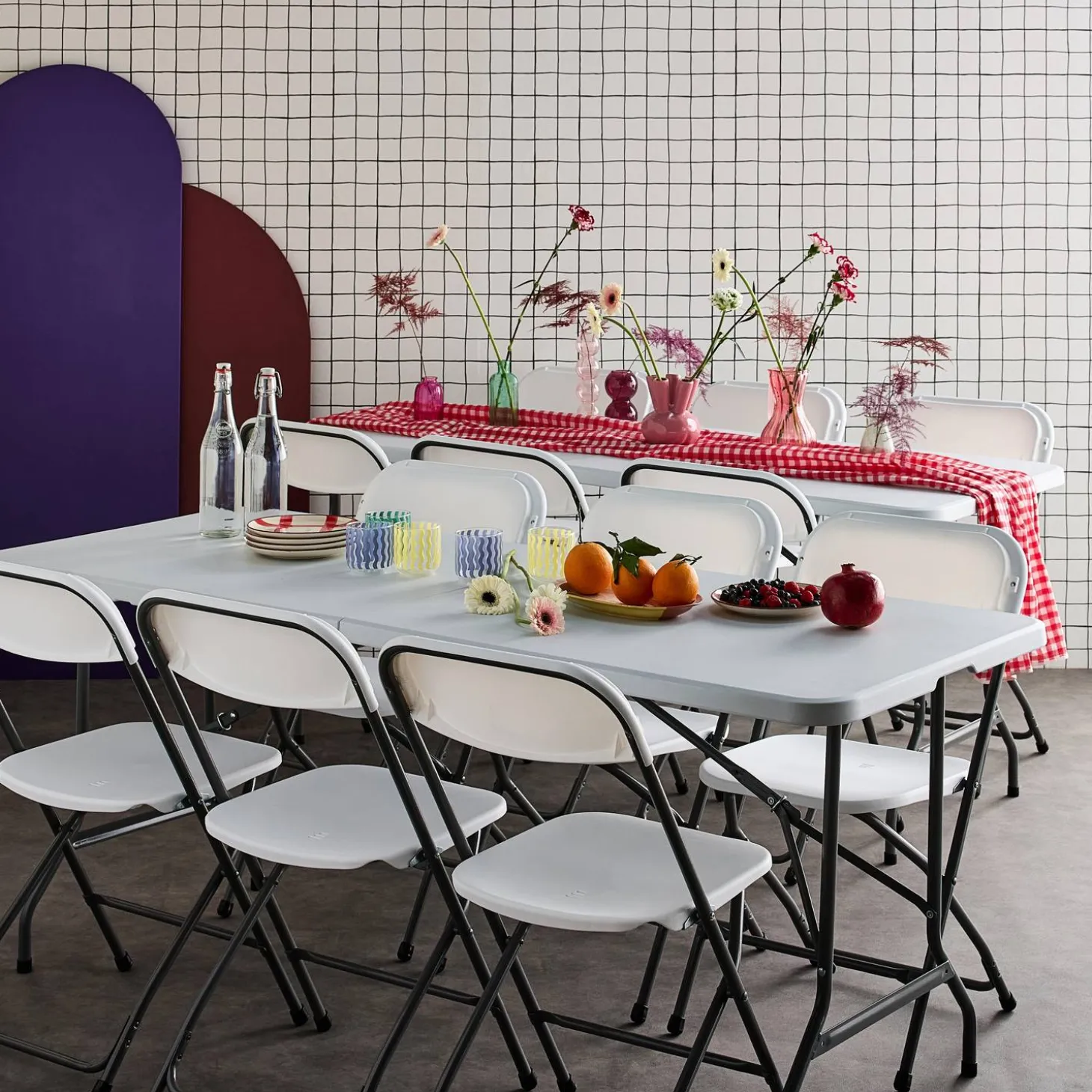 2er-Set Partytischen aus Kunststoff + 12 Stühle, zusammenklappbar