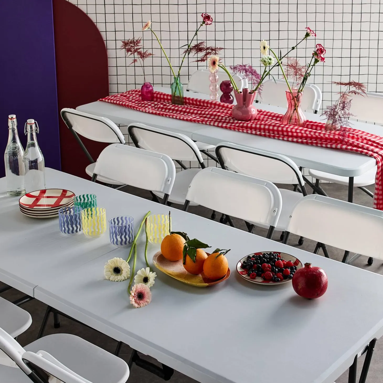 2er-Set Partytischen aus Kunststoff + 12 Stühle, zusammenklappbar