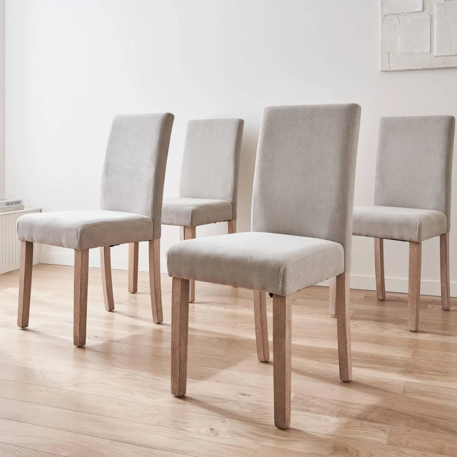 4er Set Stühle mit Cordbezug und gekälkten Holzbeinen