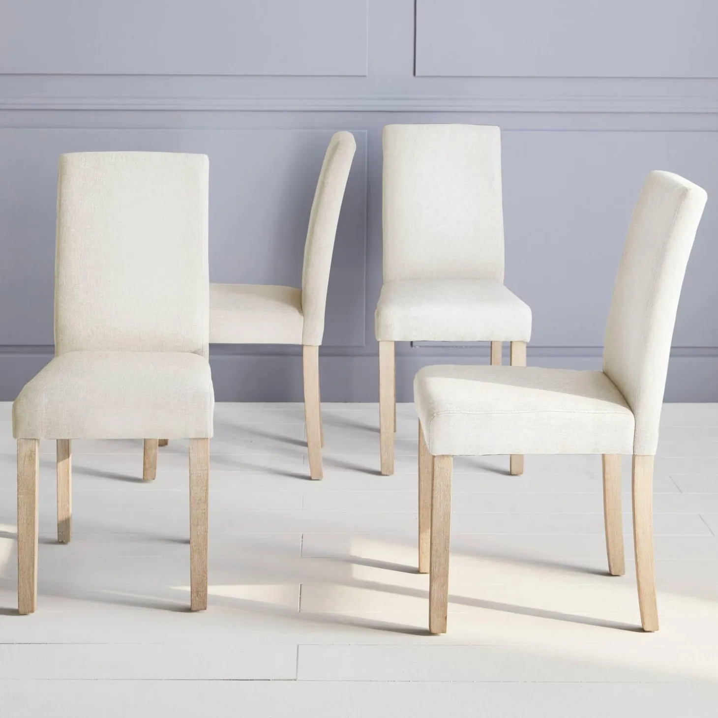 4er Set Stühle mit Stoffbezug und gekälkten Holzbeinen