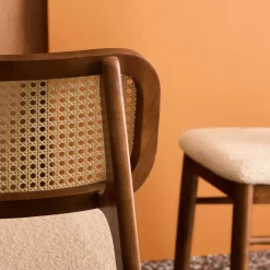 2er-Set Vintage-Stühle aus Heveaholz mit Rattan-Geflecht und Bouclé-Sitz
