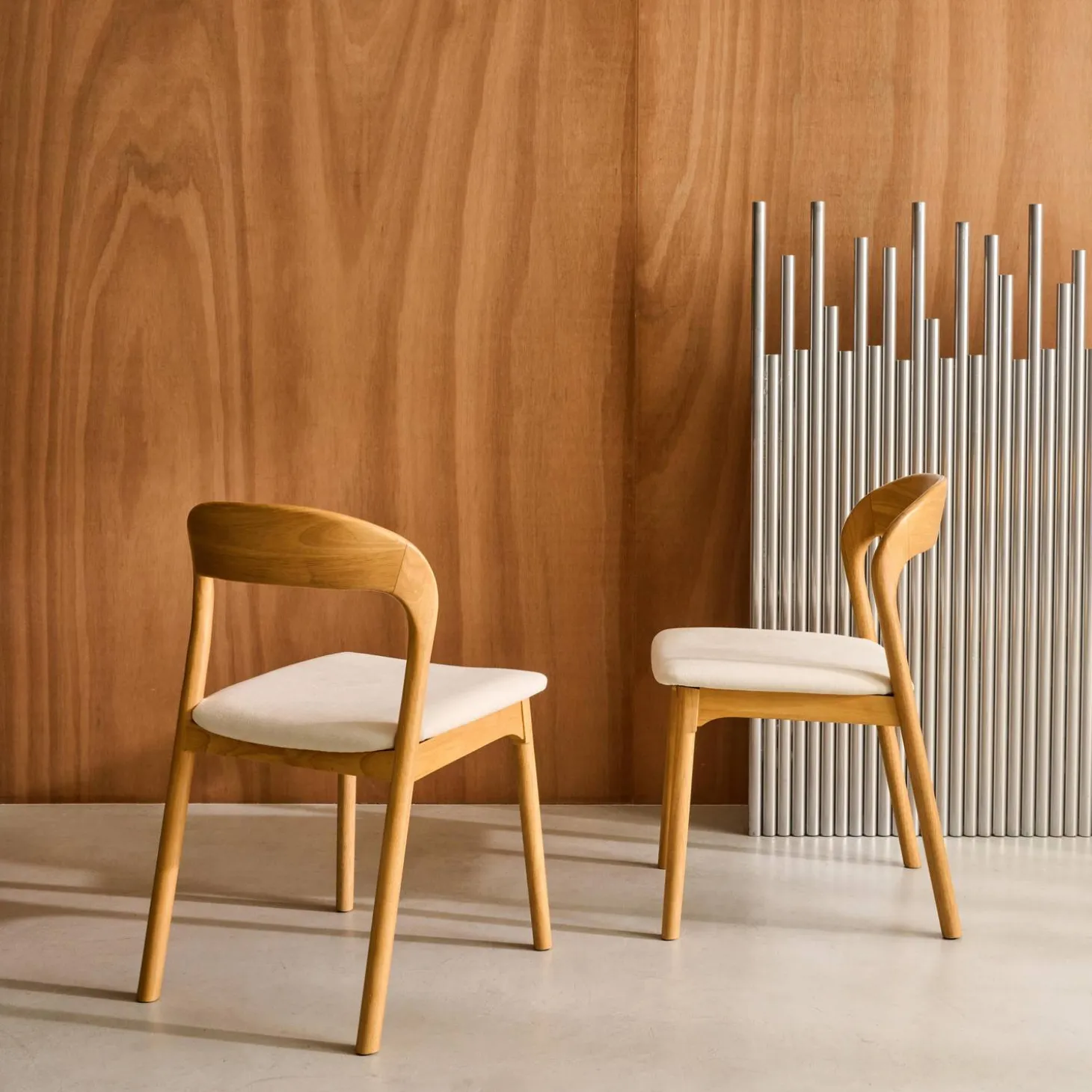 2er-Set Vintage-Stühle aus Heveaholz mit Stoffbezug