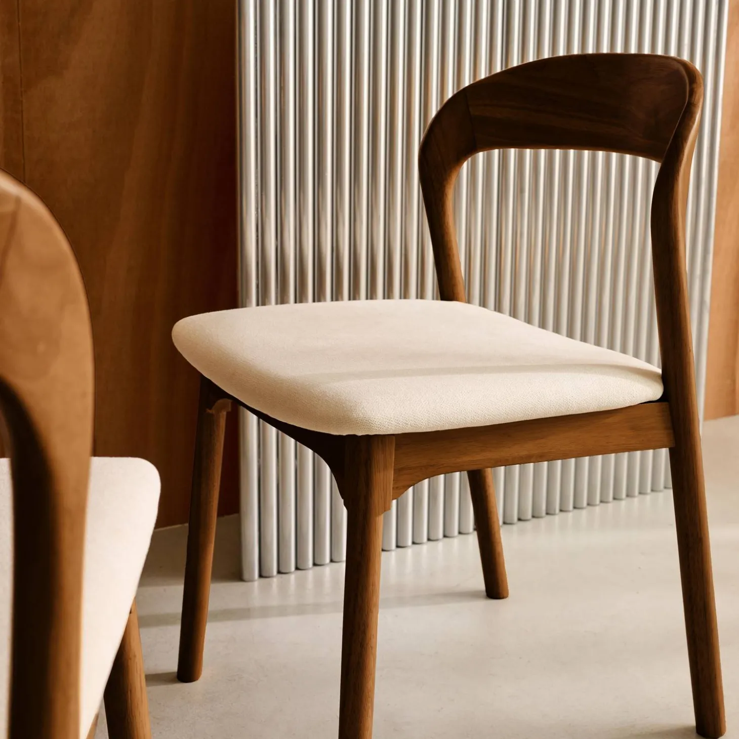 2er-Set Vintage-Stühle aus Heveaholz mit Stoffbezug