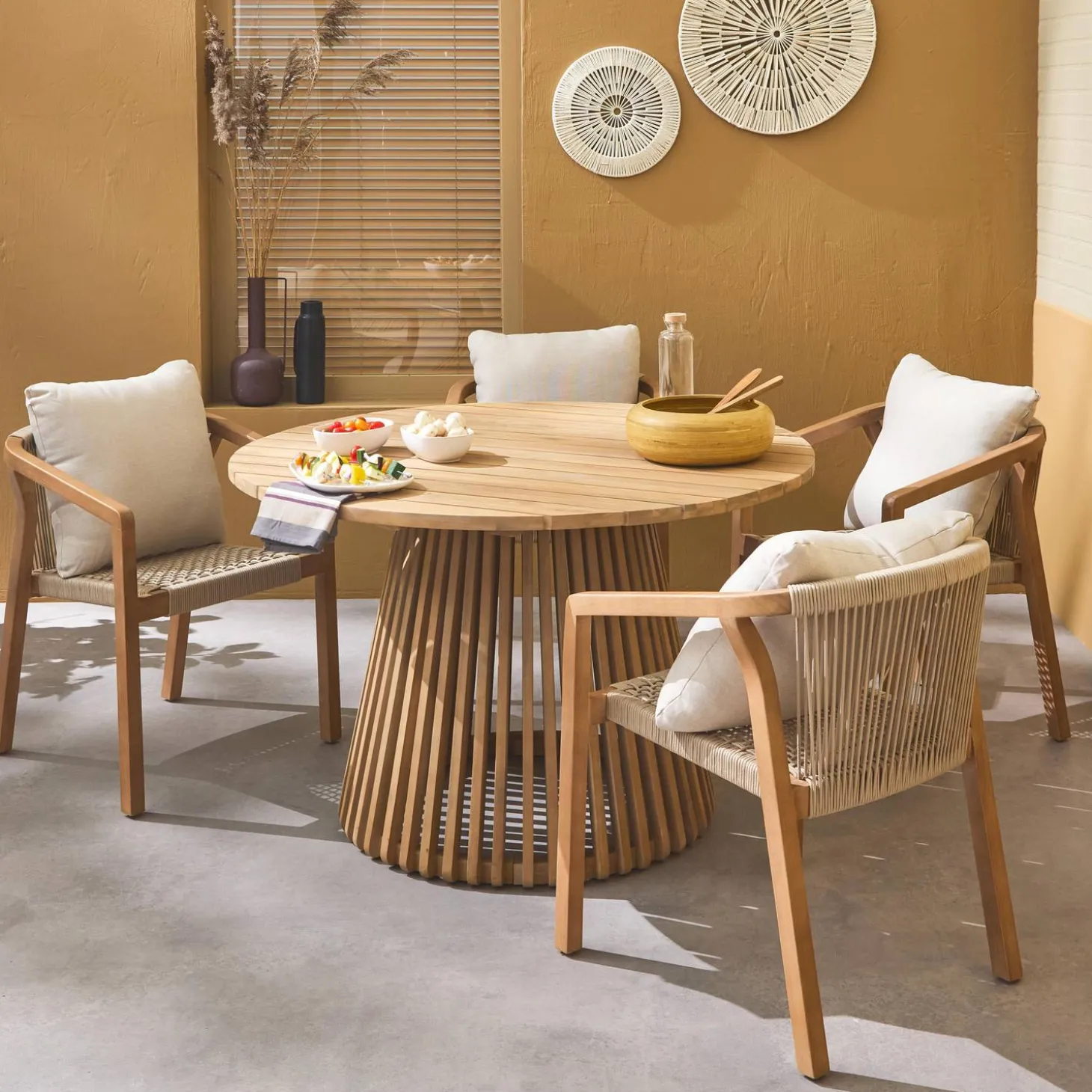 Esstisch aus Holz, 4 Personen, innen / außen