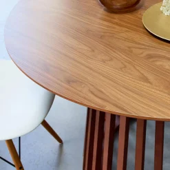 Esstisch mit Holzlook, Beine aus Tannenholz, 4 Sitze