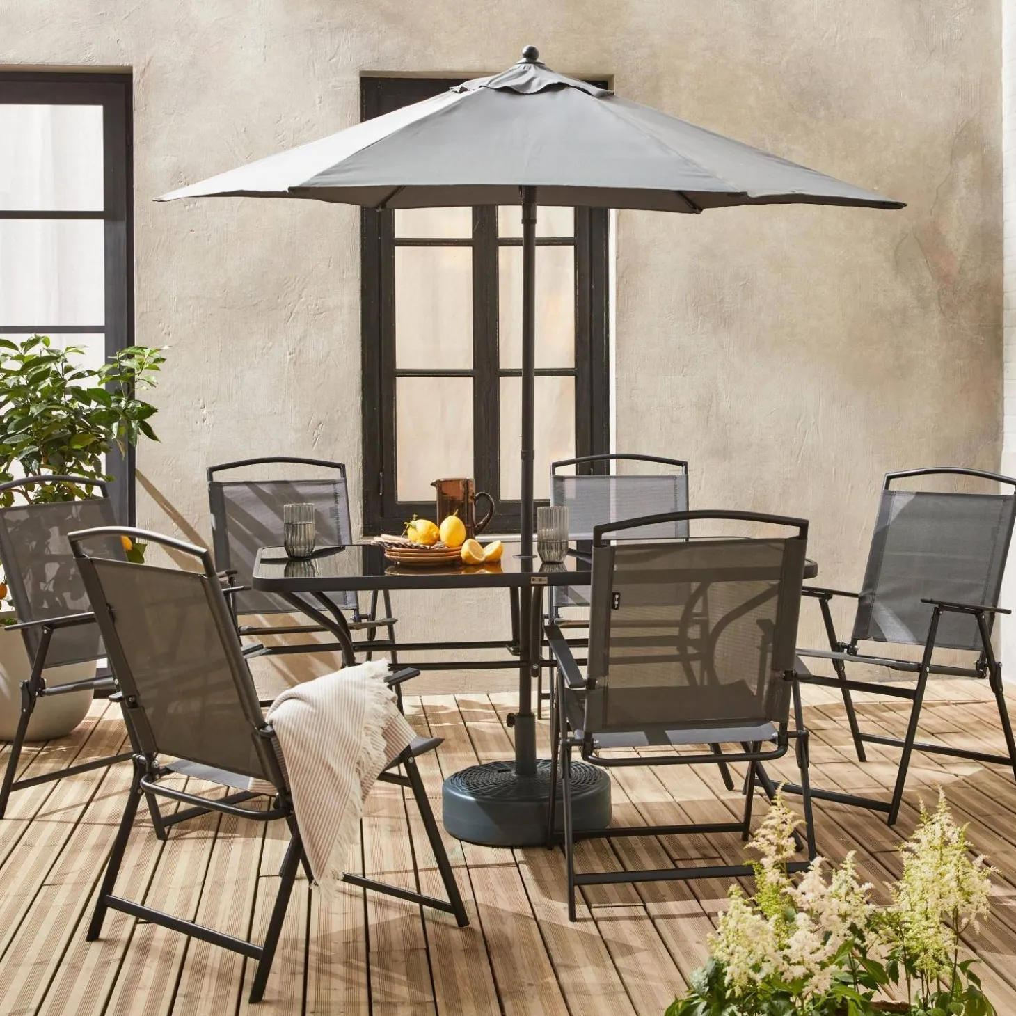 Garten-Essgruppe aus Stahl mit Tisch, 6 Sesseln und Sonnenschirm