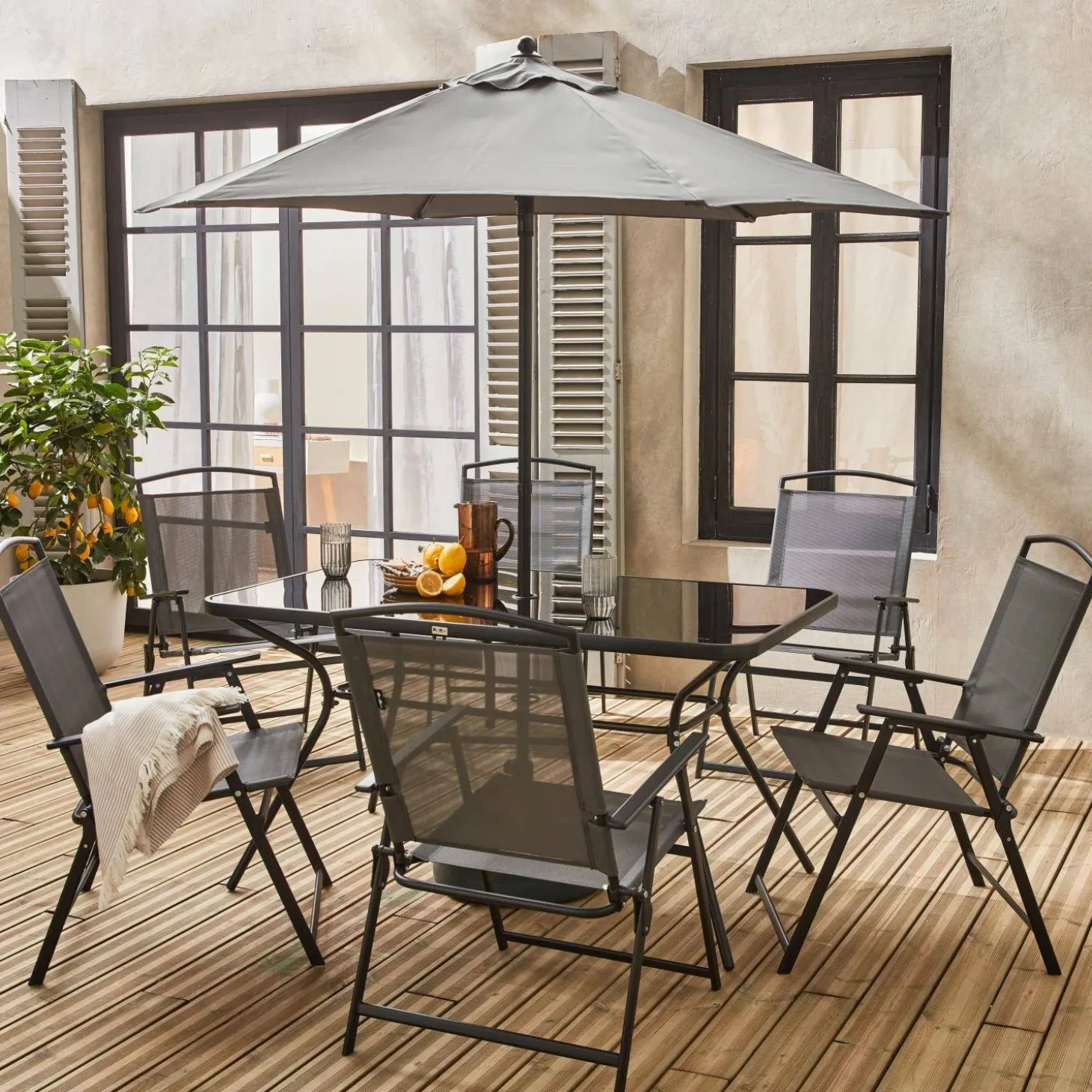 Garten-Essgruppe aus Stahl mit Tisch, 6 Sesseln und Sonnenschirm