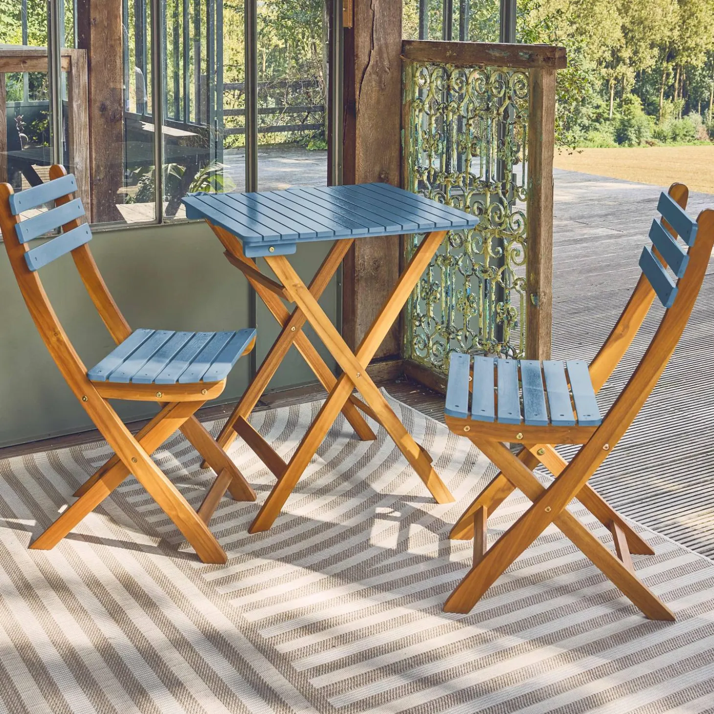 Gartentisch aus Akazienholz, 2 Klappstühle