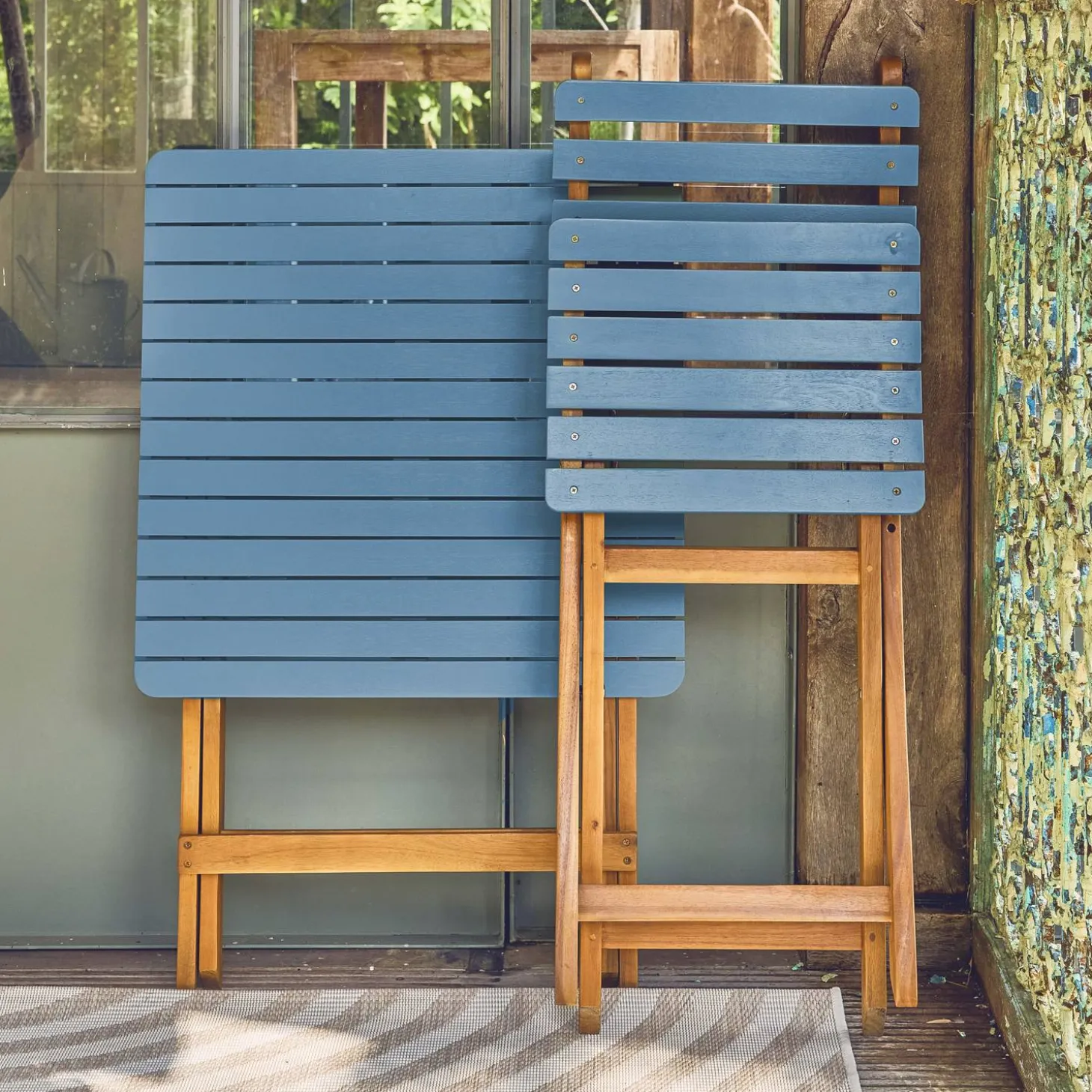Gartentisch aus Akazienholz, 2 Klappstühle