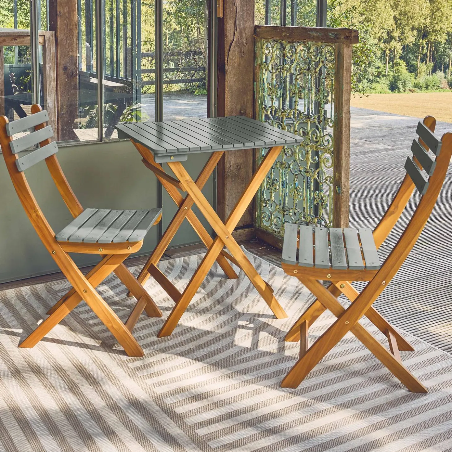 Gartentisch aus Akazienholz, 2 Klappstühle