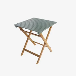 Gartentisch aus Akazienholz, 2 Klappstühle